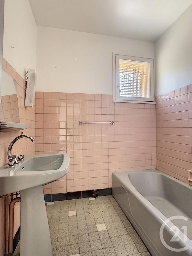 Appartement T2 à vendre - 3 pièces - 54.14 m2 - VALS PRES LE PUY - 43 - AUVERGNE - Century 21 L'Agence Du Velay Appartement T2 à vendre - 3 pièces - 54.14 m2 - VALS PRES LE PUY - 43 - AUVERGNE - Century 21 L'Agence Du Velay